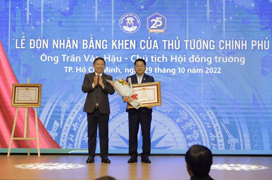 Ông Dương Anh Đức, Phó Chủ tịch UBND TPHCM trao Bằng khen của Thủ tướng Chính phủ cho Trường ĐH Văn Hiến.