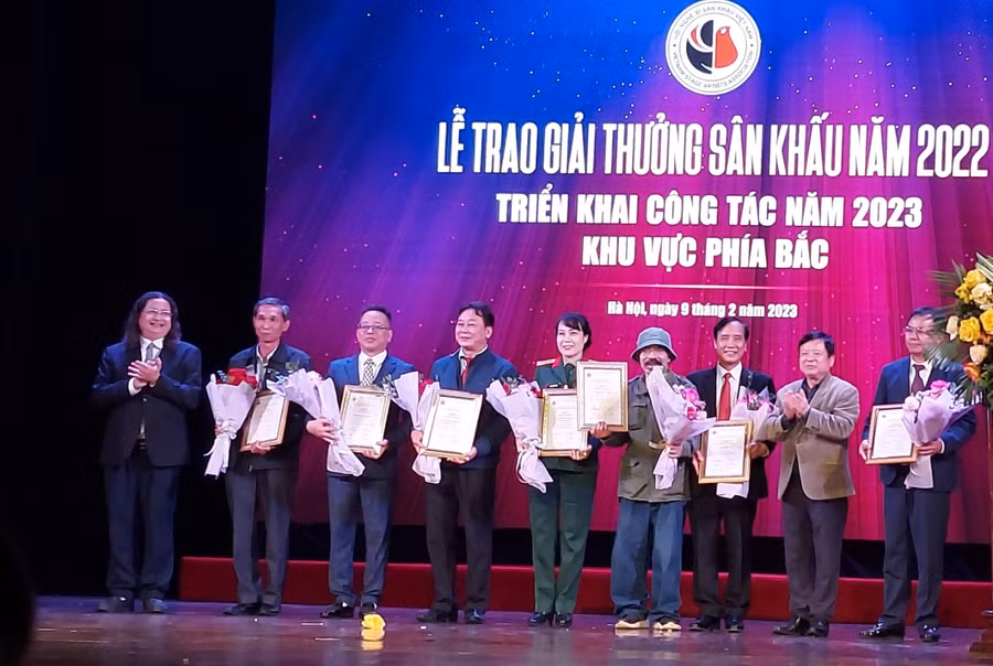 Các đơn vị nghệ thuật và ê kíp sáng tạo nhận giải A ở hạng mục Vở diễn sân khấu 2022. Ảnh: BÌnh Thanh