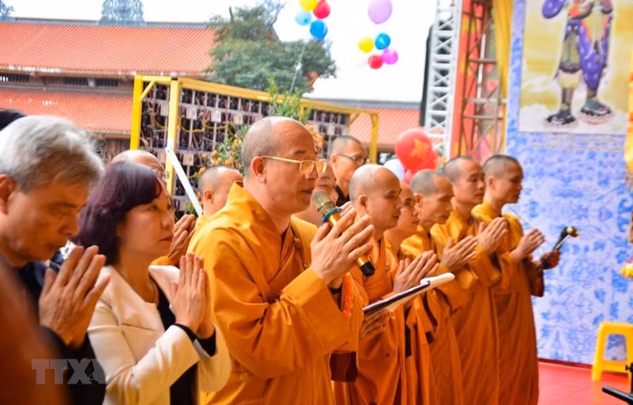 Đại đức Thích Trúc Thái Minh (người cầm micro) trong buổi lễ khai hội Xuân chùa Ba Vàng 2019. (Ảnh: TTXVN)