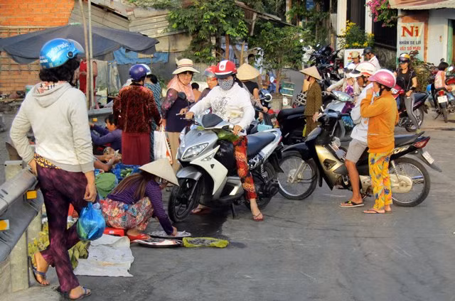 Cảnh họp chợ trên cầu tại quận Ninh Kiều (Ảnh chụp ngày 21/3) Cảnh họp chợ trên cầu tại quận Ninh Kiều (Ảnh chụp ngày 21/3)
