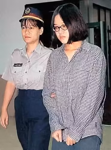  Tuệ bị cảnh sát áp giải. 
