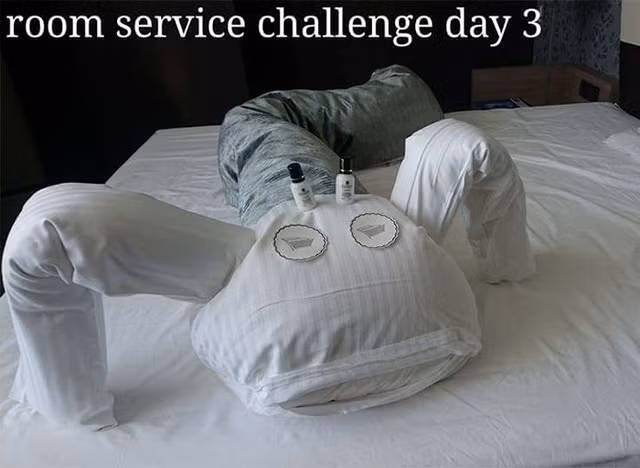 Sau mỗi thông điệp bằng chăn gối, anh đều nhận được câu trả lời từ phía người dọn phòng