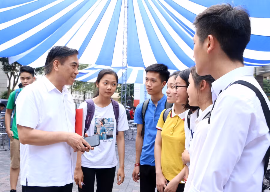 PGS.TS Bùi Anh Tuấn - Hiệu trưởng Trường ĐH Ngoại thương trong một lần trao đổi trực tiếp với thí sinh tại một buổi tư vấn tuyển sinh tại trường. Ảnh tư liệu: Khôi Nguyên.