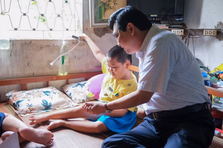 Lãnh đạo ngành GD Cần Thơ thăm hỏi, động viên học sinh khuyết tật.