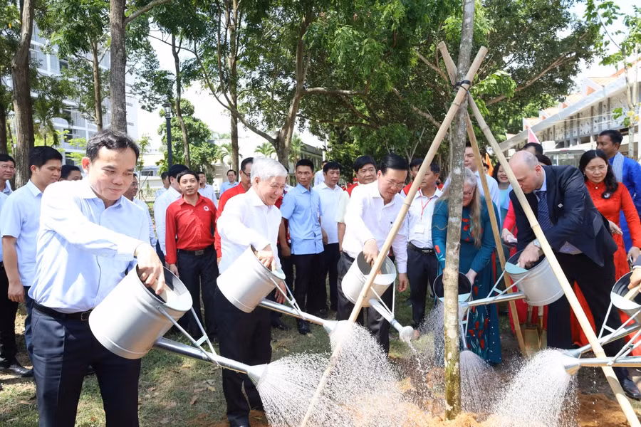Chủ tịch Nước Võ Văn Thưởng và các đại biểu trồng cây lưu niệm tại Trường Đại học Cần Thơ.