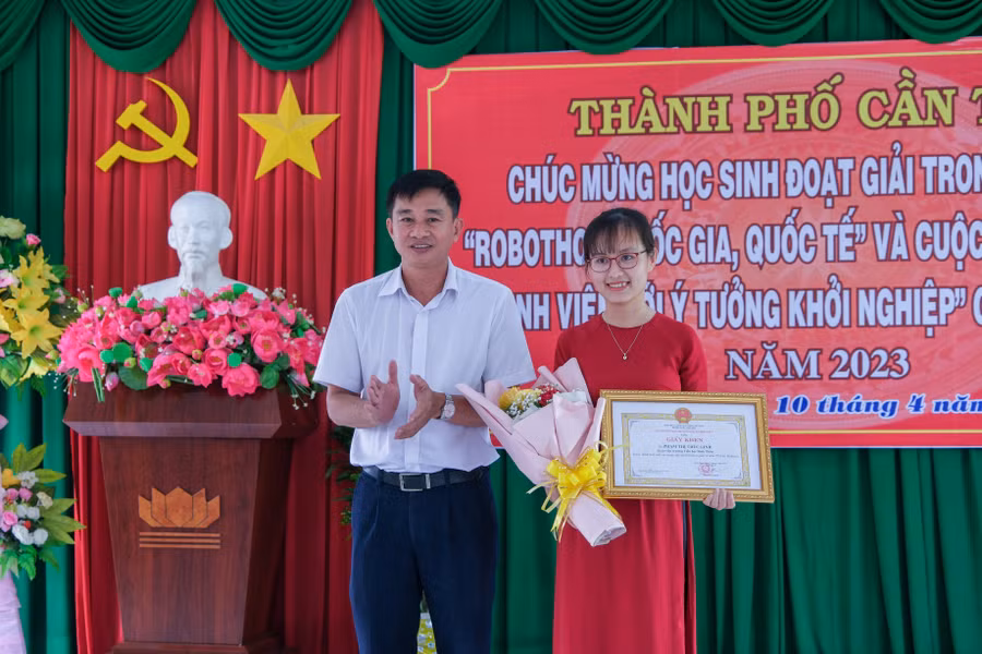 UBND quận Bình Thuỷ trao giấy khen cho thầy cô giáo và học sinh đã đạt thành tích cao tại cuộc thi Robothon trên địa bàn.