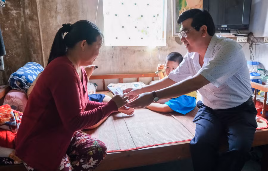 Ông Trần Thanh Bình, Giám đốc Sở GD&amp;ĐT TP Cần Thơ thăm hỏi và tặng quà học sinh khuyết tật.