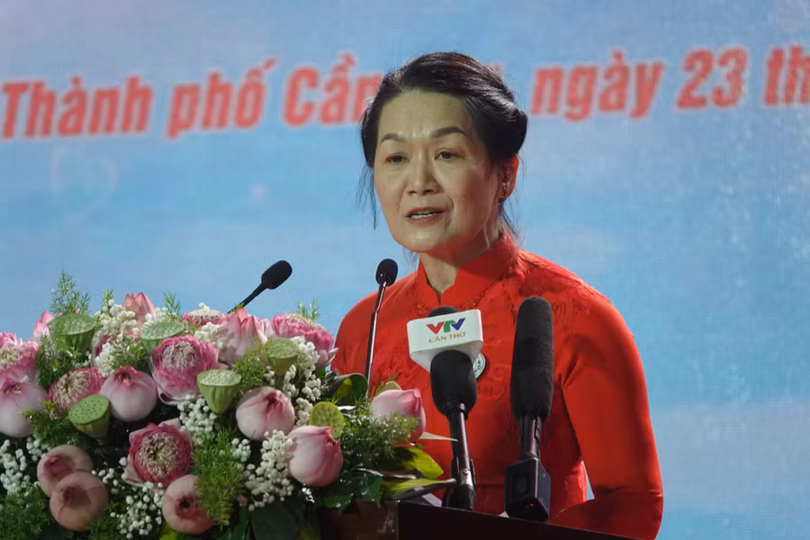 Bà Bùi Thị Hòa, Bí thư Đảng đoàn, Chủ tịch Hội Chữ thập Đỏ Việt Nam phát biểu tại buổi lễ.