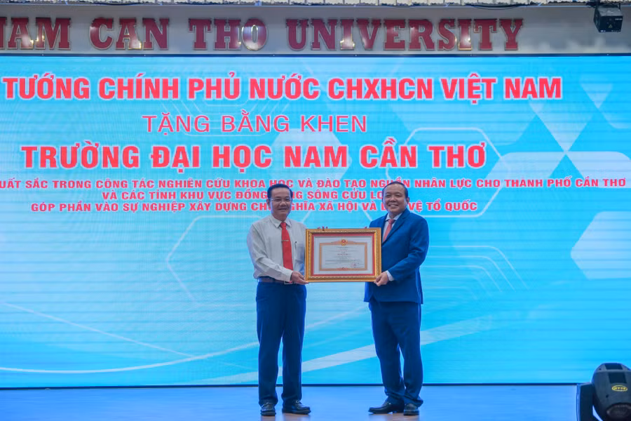 Đại diện lãnh đạo Trường ĐH Nam Cần Thơ đón nhận bằng khen Thủ tướng Chính phủ.