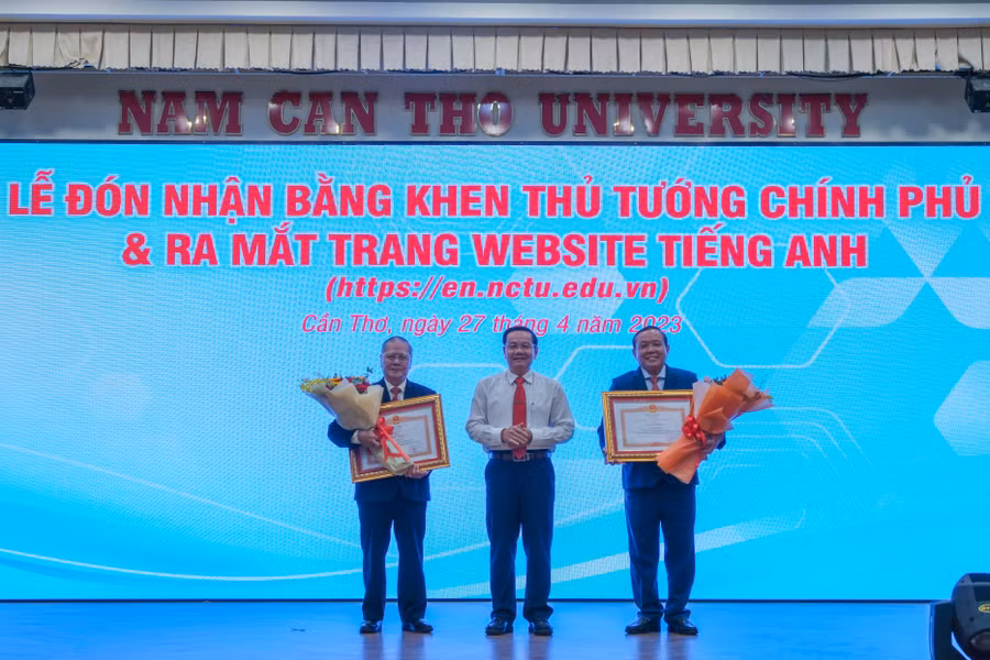 Tập thể nhà trường và 2 cá nhân có thành tích xuất sắc vinh dự được nhận bằng khen biểu dương của Thủ tướng Chính phủ. Tập thể nhà trường và 2 cá nhân có thành tích xuất sắc vinh dự được nhận bằng khen biểu dương của Thủ tướng Chính phủ.