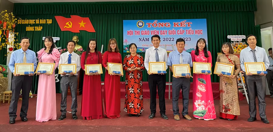 Bà Nguyễn Thúy Hà - Giám đốc Sở GD&amp;ĐT (giữa) trao thưởng cho giáo viên đạt Danh hiệu “Giáo viên dạy giỏi cấp Tiểu học” năm học 2022 - 2023.