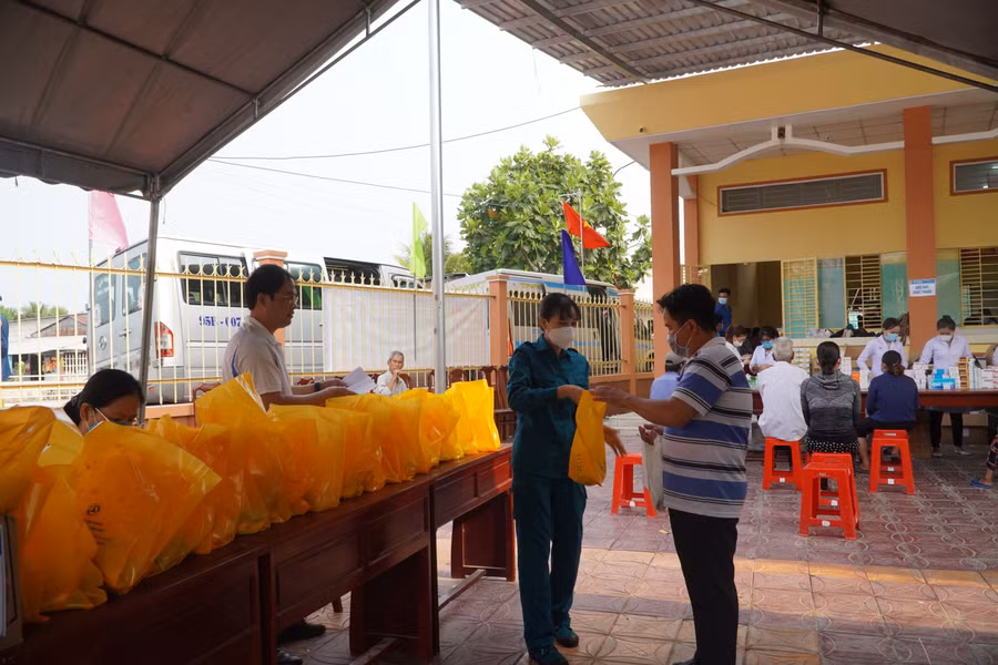 Chương trình Tết Quân - Dân trao 600 phần quà cho đồng bào Khmer và gia đình chính sách có hoàn cảnh khó khăn. Chương trình Tết Quân - Dân trao 600 phần quà cho đồng bào Khmer và gia đình chính sách có hoàn cảnh khó khăn.