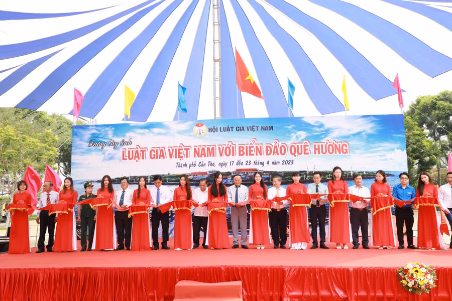 Các đại biểu cắt băng khai mạc triển lãm.