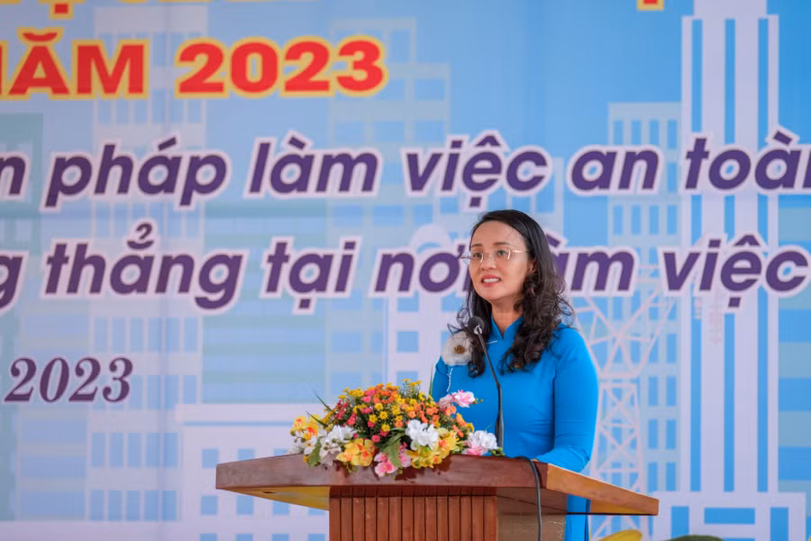Bà Lê Thị Sương Mai, Chủ tịch LĐLĐ TP Cần Thơ chia sẻ công tác hỗ trợ công đoàn viên.