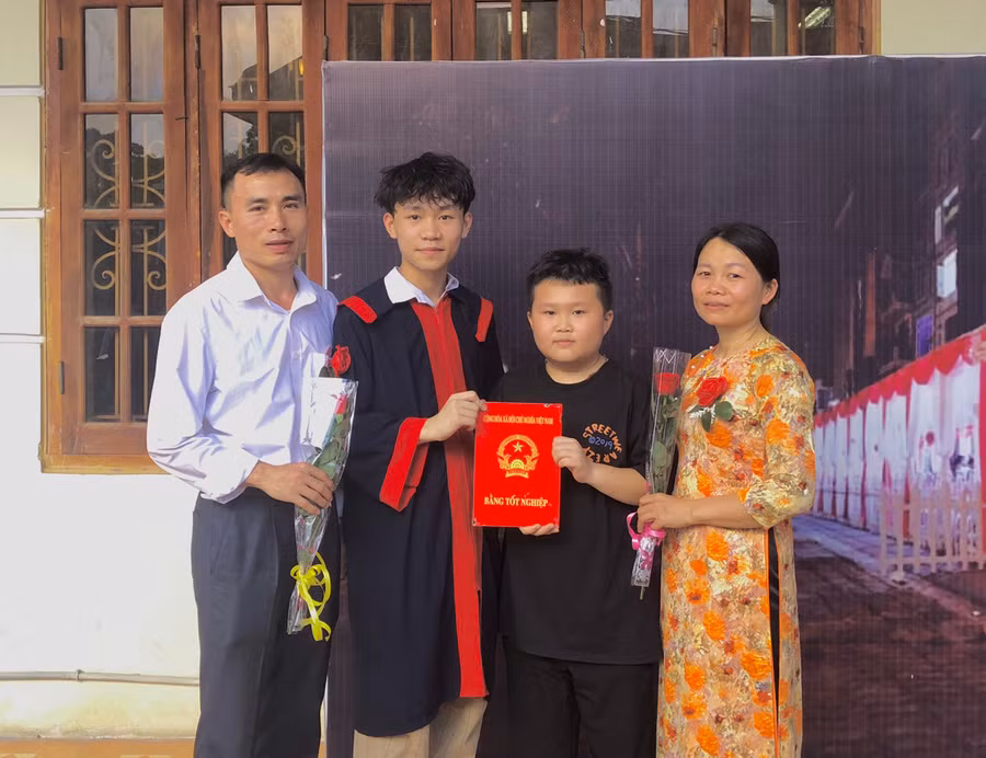 Duy bên bố mẹ và cậu em trai của mình.
