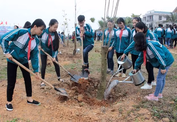 Các em học sinh hưởng ứng Tết trồng cây