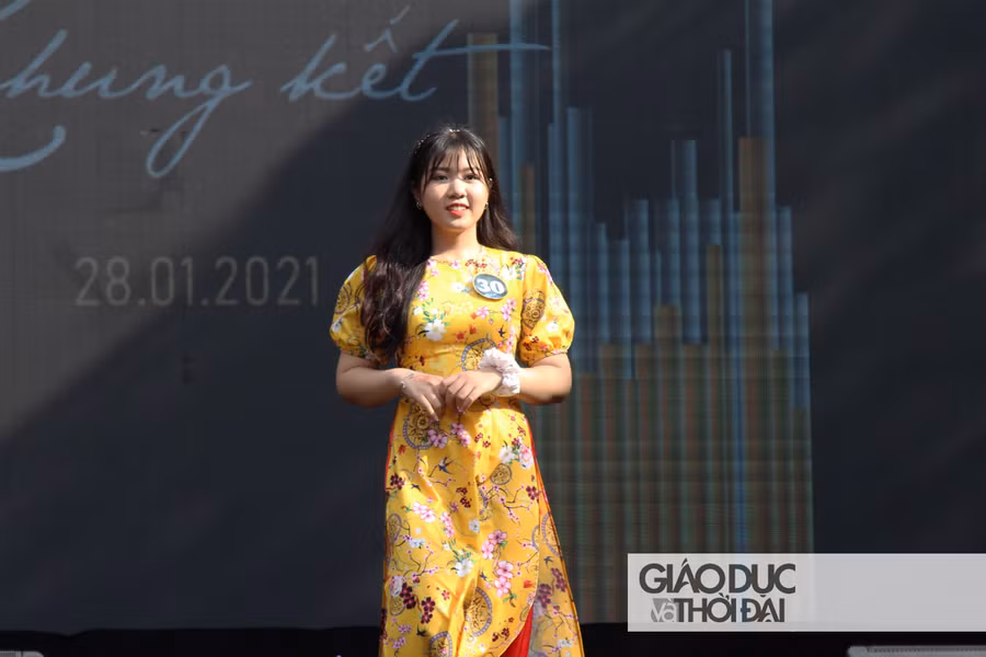 Ngày hội Tết yêu thương cũng là ngày chung kết cuộc thi Học sinh thanh lịch của trường Đào Sơn Tây, học sinh trong trang phục đón tết nhận được sự cổ vũ nồng nhiệt từ khán giả.