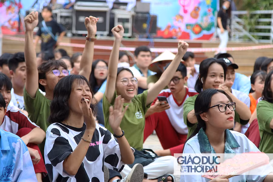 Các thí sinh hồi hộp thi, khán giả thì cháy hết mình cổ vũ. Ngày tết yêu thương của nhà trường kết thúc vào tối cùng ngày với hoạt động lửa trại và văn nghệ đón xuân.