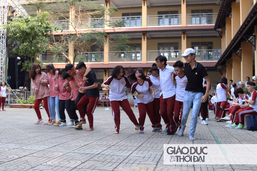 Một số học sinh quyết tâm thử sự đoàn kết của lớp mình với trò chơi "6 người 7 chân" ngay tại sân trường.
