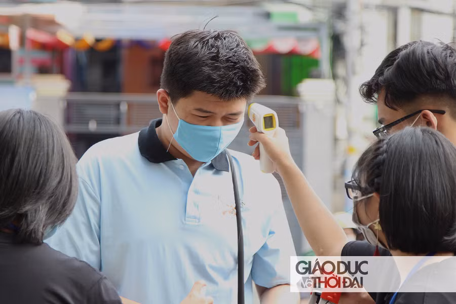Để đảm bảo an toàn sức khỏe cho học sinh trước dịch Covid-19, tất cả các em đều được trường yêu cầu đeo khẩu trang y tế và đo nhiệt độ.