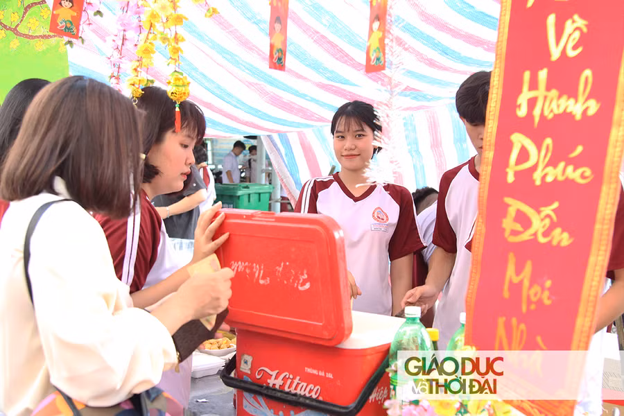 Sau không gian "Sống ảo" lung linh, khách mời sẽ đến với các gian hàng ẩm thực do chính học sinh của trường chuẩn bị.