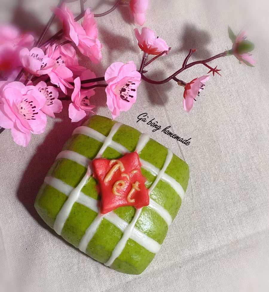 Tưởng là bánh chưng nhưng không phải bánh chưng đâu nhé! Đây thực chất là một chiếc bao.