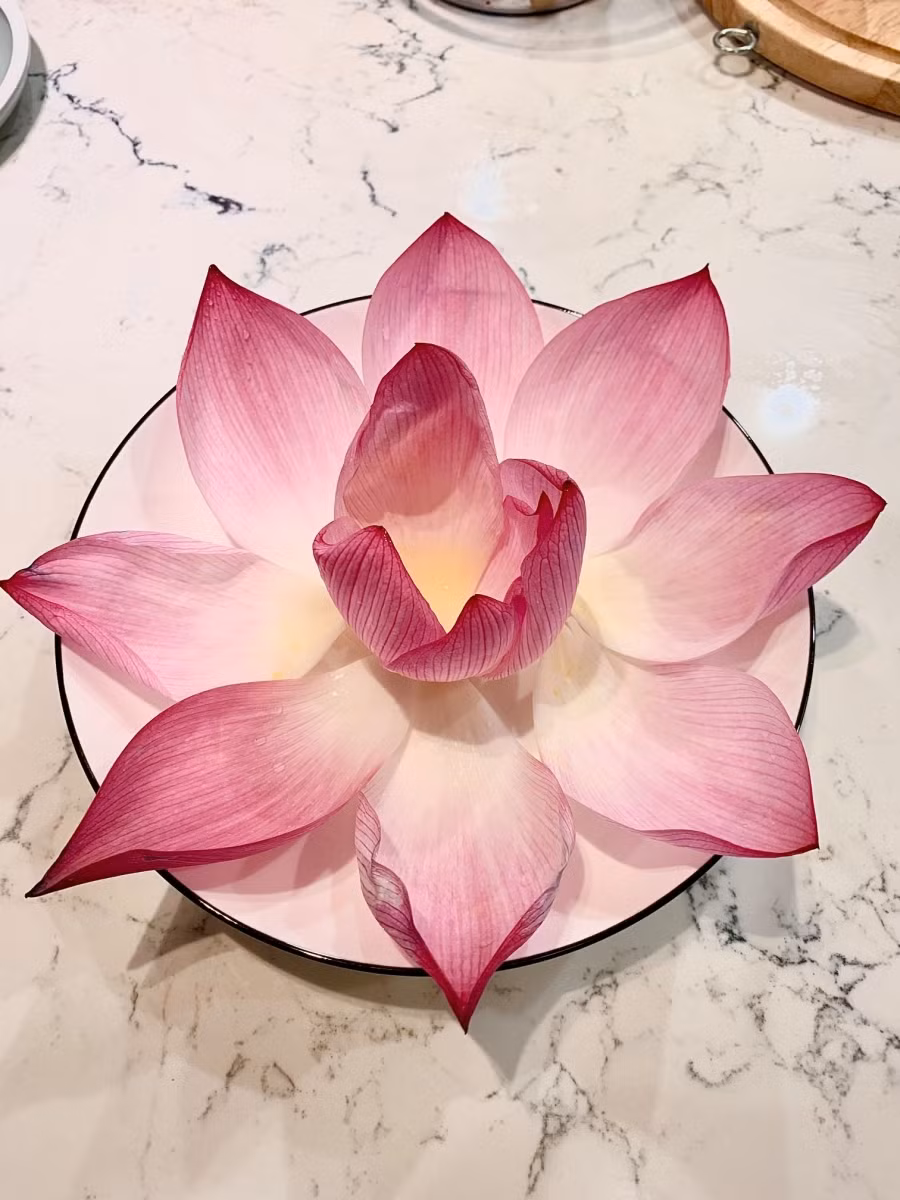 Xếp cánh hoa sen ra đĩa để trang trí. Ảnh: Phan Anh