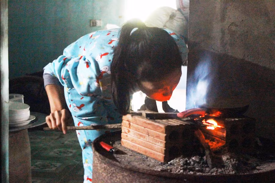 Người dân vùng lũ kê thùng phuy để làm bếp nấu ăn