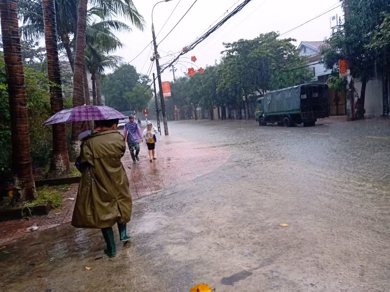 Người dân thành phố Hà Tĩnh hối hả chạy lũ.