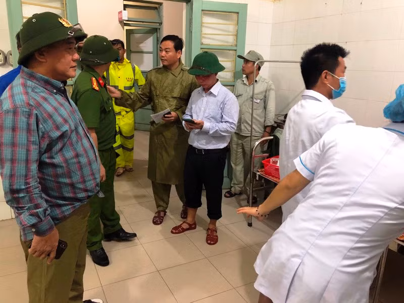 Lãnh đạo các cấp đến bệnh viện thăm hỏi tình hình sức khỏe các nạn nhân.