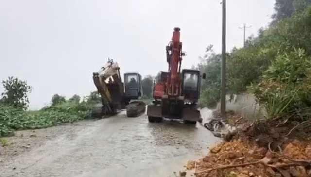 Khai tuyến lên khu vực Rào Trăng 3 gặp nhiều khó khăn.