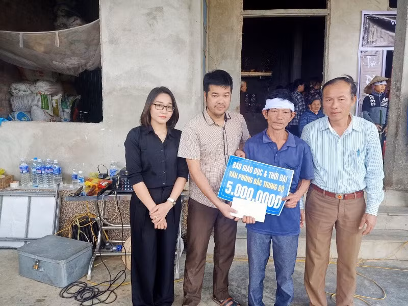 Báo GD&TĐ khu vực Bắc Trung Bộ trao tiền cho gia đình em Hoàng Trọng Quân.