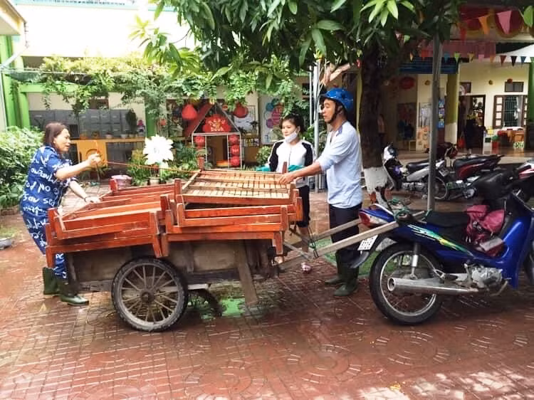 Bàn ghế được chở lại lớp sau thời gian đem đi gửi do ngập nước lũ.