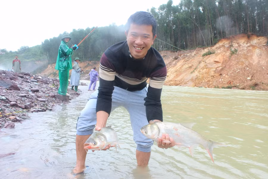 Chỉ vài chục phút, nhiều cần thủ may mắn đã săn được những con cá Kẻ Gỗ đầu tiên