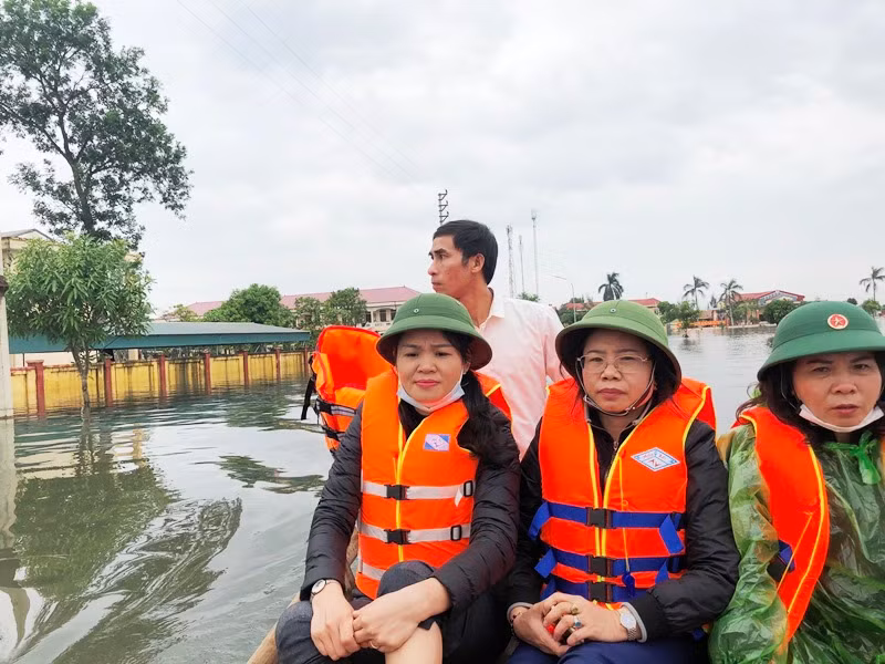 Bà Nguyễn Thanh Nga - Trưởng phòng GD&amp;ĐT huyện Thạch Hà cùng đoàn cứu trợ đi cano vào tận các điểm trường để cứu trợ bà con đang sơ tán mấy ngày mưa lũ.