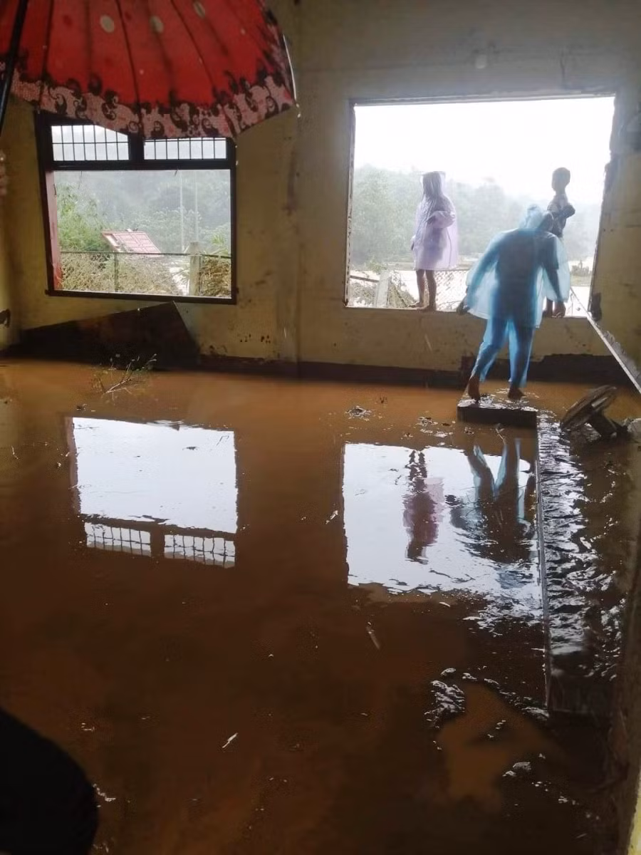 Phòng học lấm lem bùn lầy.