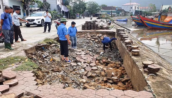 Mưa lớn, sạt lở nghiêm trọng tại nhiều tuyến đường, kè biển ở Hà Tĩnh ảnh 5