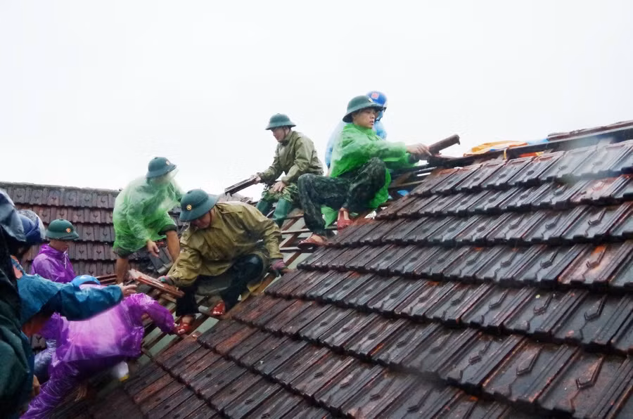 Ngay sau đó lực lượng chức năng giúp dân lớp lại mái nhà.