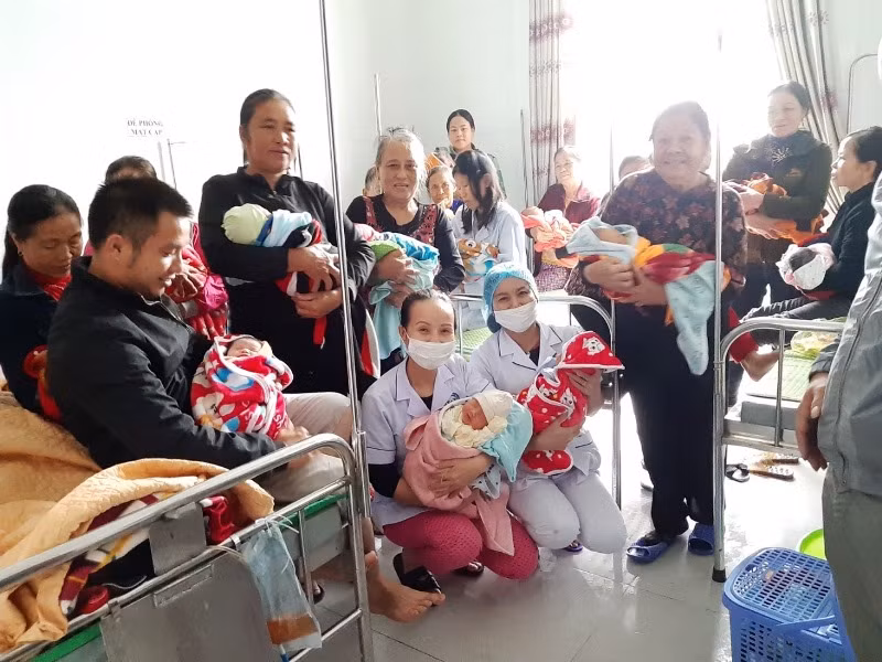Đỡ đẻ thành công trong mưa lũ.