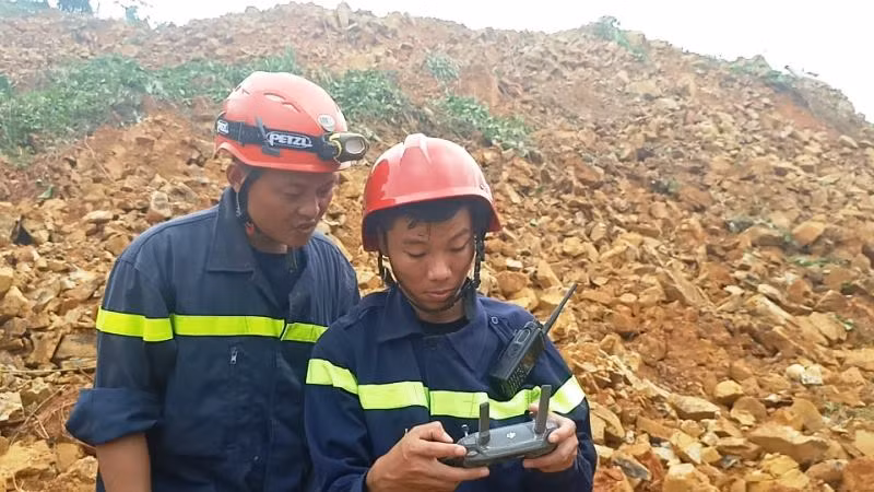 Sử dụng Flycam để tìm kiếm các nạn nhân mất tích.