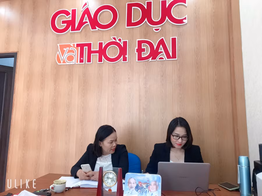 Cô Nguyễn Thị Lý (bên trái) đang giao lưu với độc giả Báo GD&amp;TĐ.