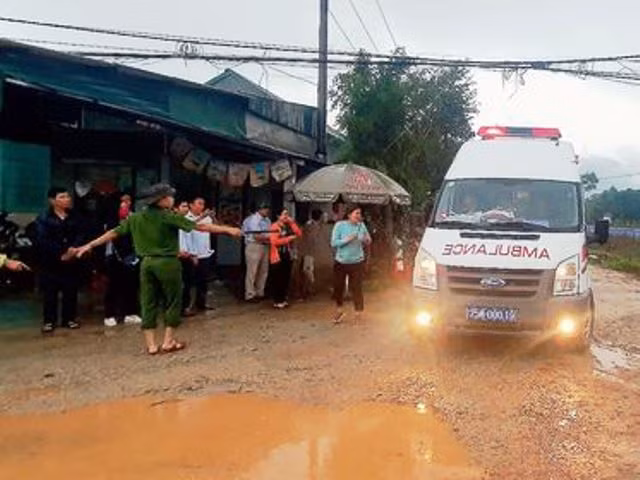 Chiếc xe đưa thi hài anh Bình về với quê nhà.