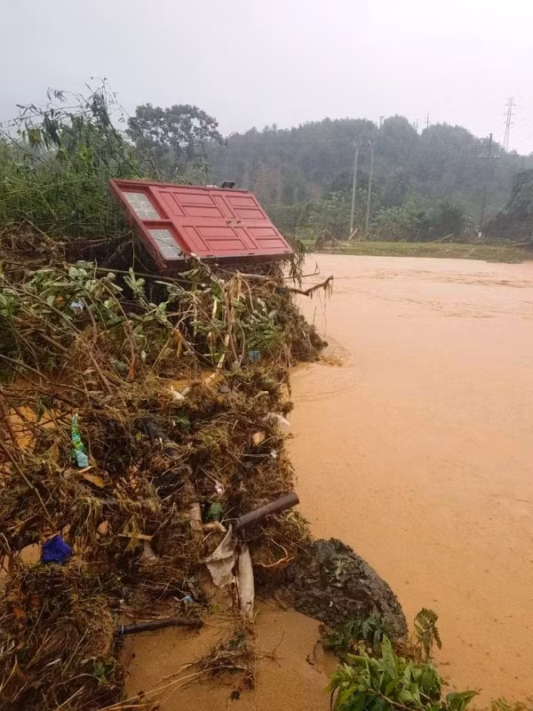 Khu vực gần trường học nước lũ cũng khiến nhiều điểm sạt lở.
