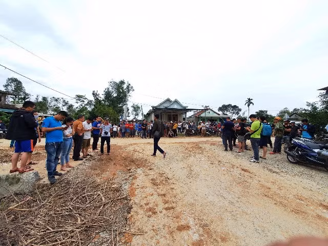Người dân ngóng tin từ các nạn nhân.