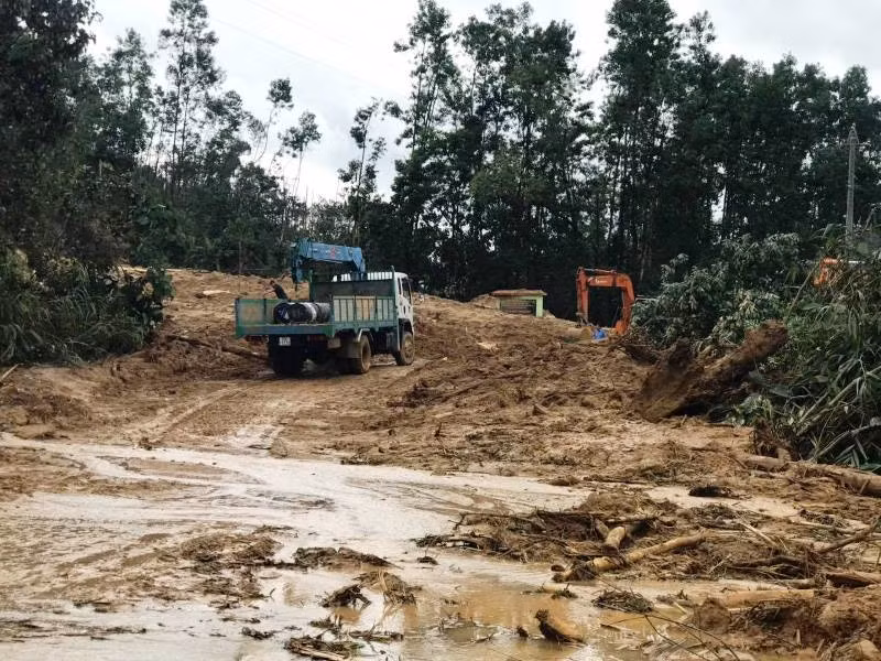 Máy móc được huy động vào hiện trường.