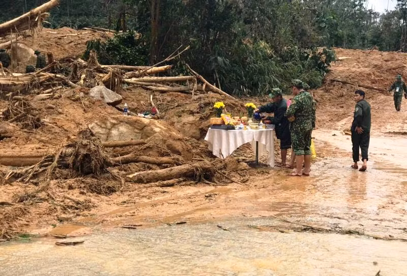 Đoàn cứu hộ, cứu nạn thắp nén nhan tại Trạm bảo vệ rừng 67.