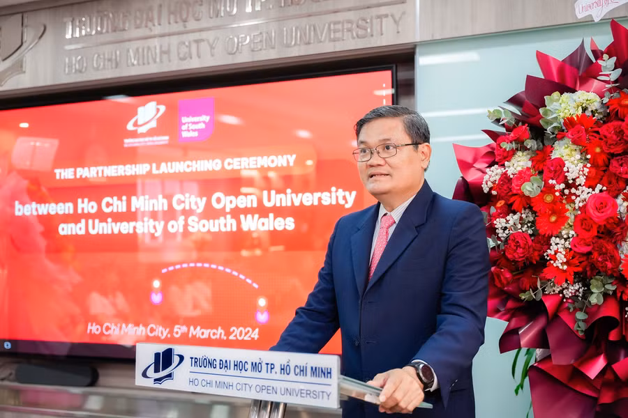 GS.TS Nguyễn Minh Hà, Hiệu trưởng Trường ĐH Mở TP.HCM phát biểu tại lễ ký kết.