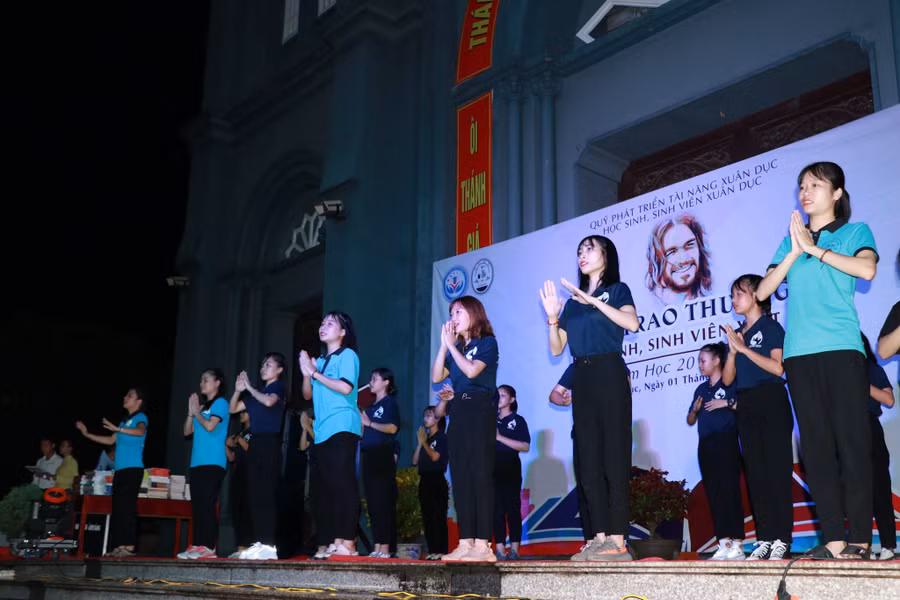 Đêm hoan ca và trao phần thưởng khuyến học tại giáo xứ Xuân Dục.