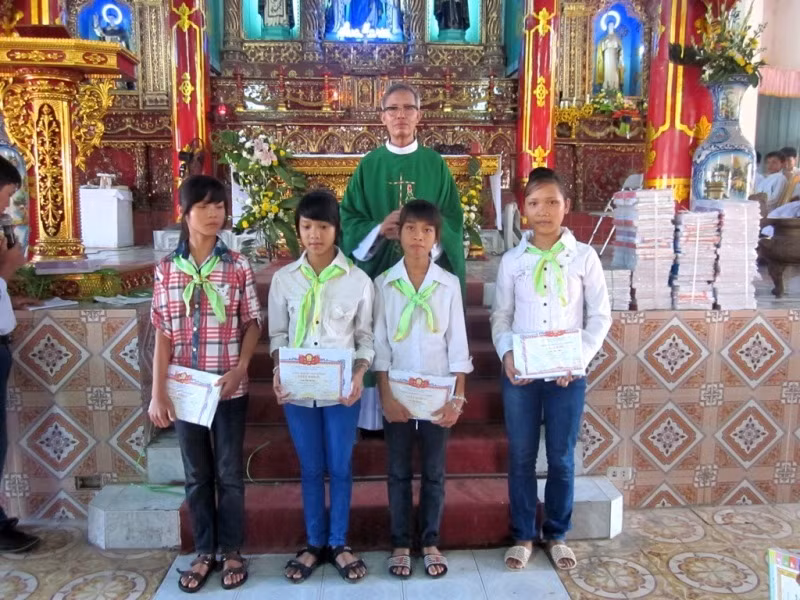 Trao phần thưởng khuyến học tại Giáo xứ Hữu Vy.