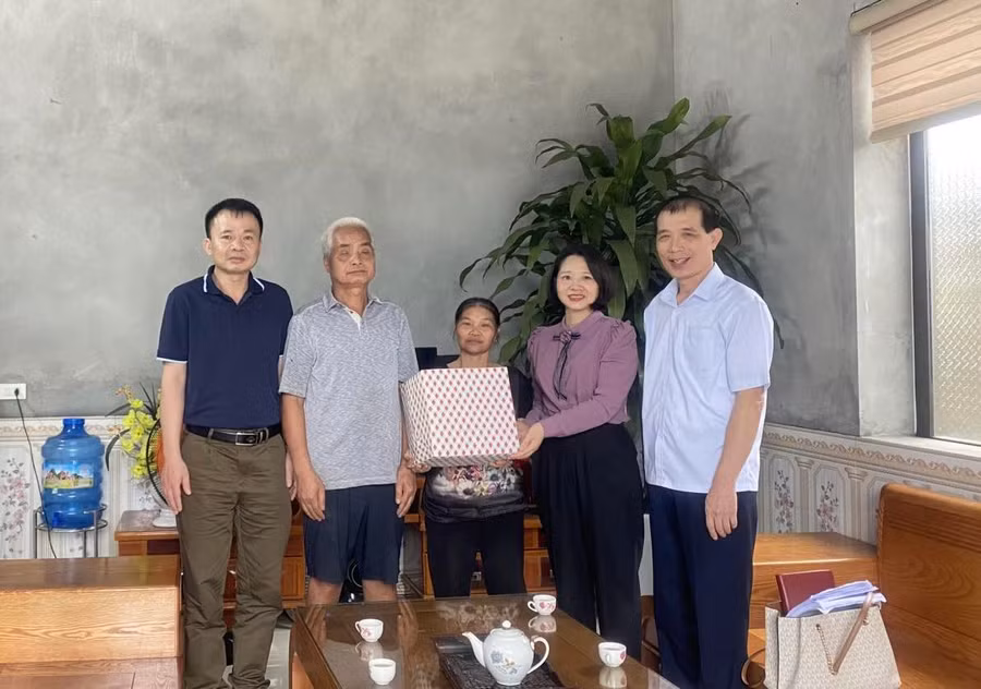Lãnh đạo phòng GD&amp;ĐT huyện Đại Từ tặng quà cho học viên lớp xoá mù chữ trên địa bàn.